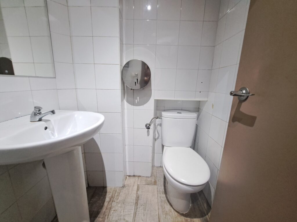 ¡Local cantoner al centre de Rubí, 54 m² ideals per al teu negoci amb aparador i sortida de fums!