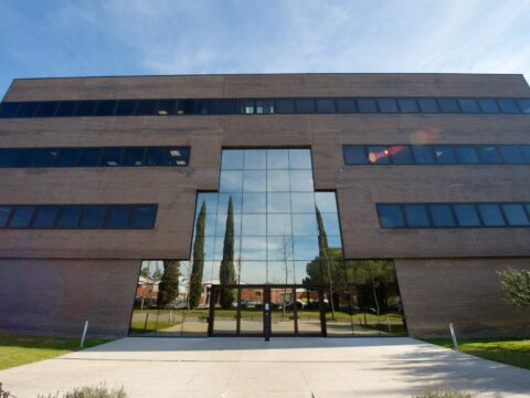 ¡Àmplia oficina de lloguer a Rubí ubicat en edifici corporatiu amb zones comunes situat prop de Túnels de Vallvidrera.