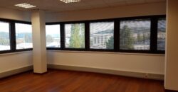 ¡Àmplia oficina de lloguer a Rubí ubicat en edifici corporatiu amb zones comunes situat prop de Túnels de Vallvidrera.