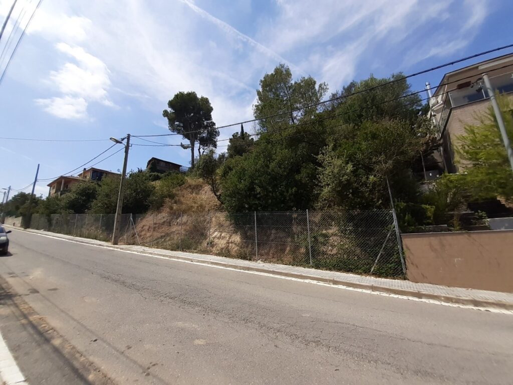 SOLAR A RUBÍ! Es troba disponible conjunt de dues parcel·les a la tranquil·la urbanització de Can Mir. Una superfície de 966 m2, façana de 48 m2. és edificable, cosa que brinda la possibilitat de dissenyar la casa dels teus somnis en un entorn plàcid.