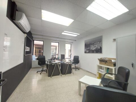 ¡Oficina en lloguer de 20 m2 a Rubí, ideal per al teu negoci!