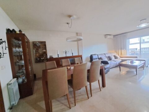 ¡Amplio piso de 4 habitaciones en la zona Mutua, ideal para tu familia!