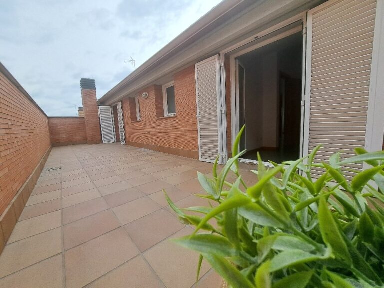Espacioso Ático/Dúplex en la zona del Mossos con PK y trastero de Obra Nueva acabada.