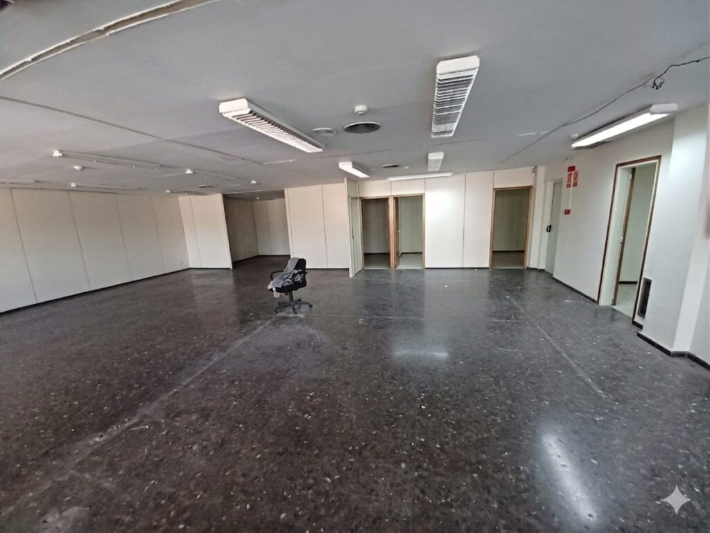 ¡Nave industrial pareada en venta en Bon Pastor, 1.264 m2 y 8 m de altura!