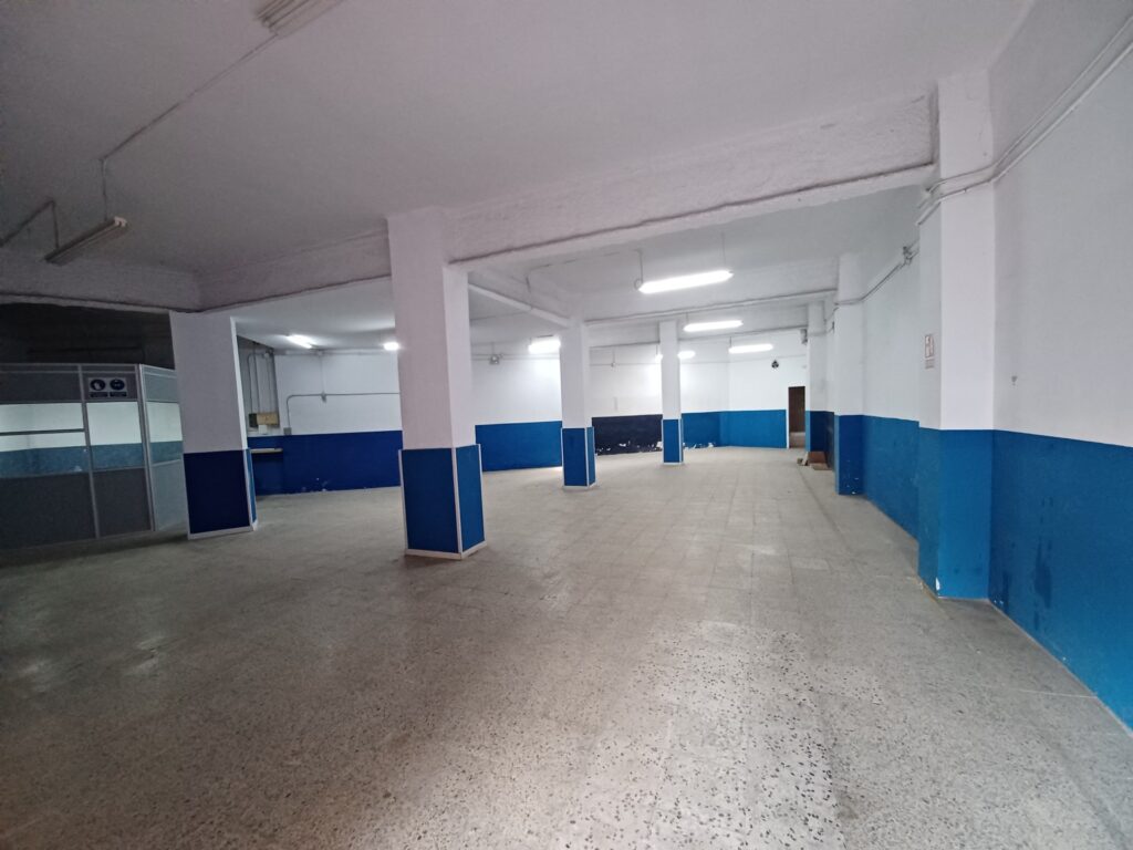 ¡Ampli local cantoner en lloguer de 176 m2 i gran alçada!