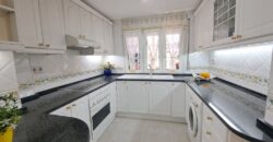 ¡Casa adossada de 3 plantes amb ascensor en venda zona Nord-Can Roses!