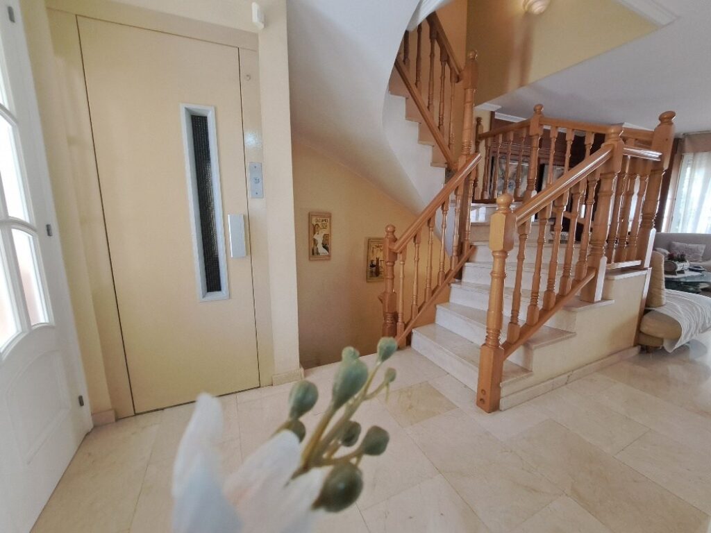 ¡Casa adossada de 3 plantes amb ascensor en venda zona Nord-Can Roses!