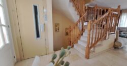 ¡Casa adossada de 3 plantes amb ascensor en venda zona Nord-Can Roses!