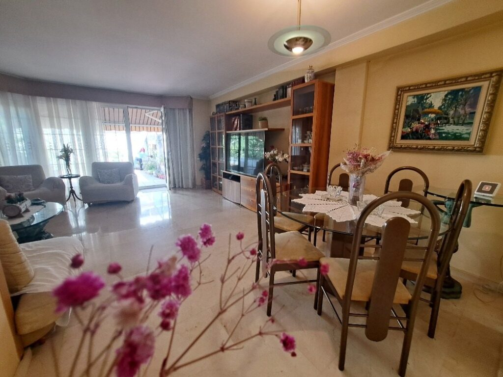 ¡Casa adossada de 3 plantes amb ascensor en venda zona Nord-Can Roses!