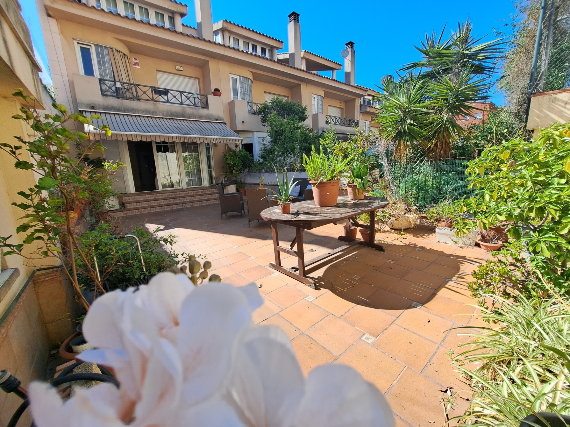 ¡Casa adosada de 3 plantas con ascensor en venta zona Norte-Can Roses!