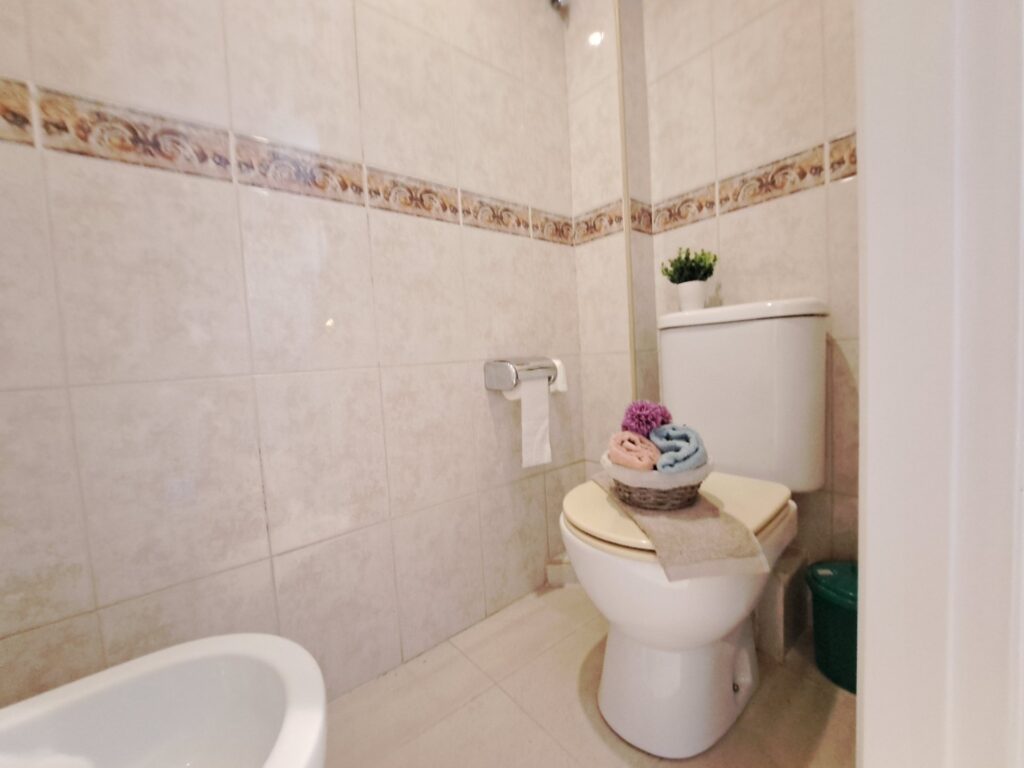 ¡Casa adossada de 3 plantes amb ascensor en venda zona Nord-Can Roses!
