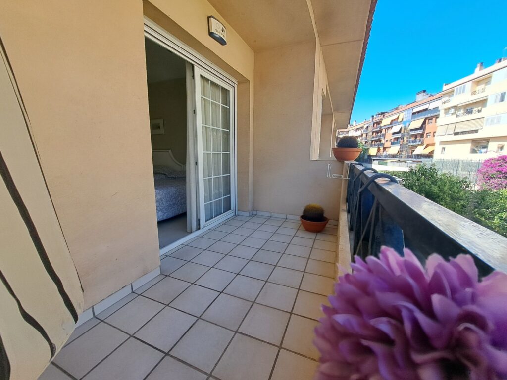 ¡Casa adossada de 3 plantes amb ascensor en venda zona Nord-Can Roses!