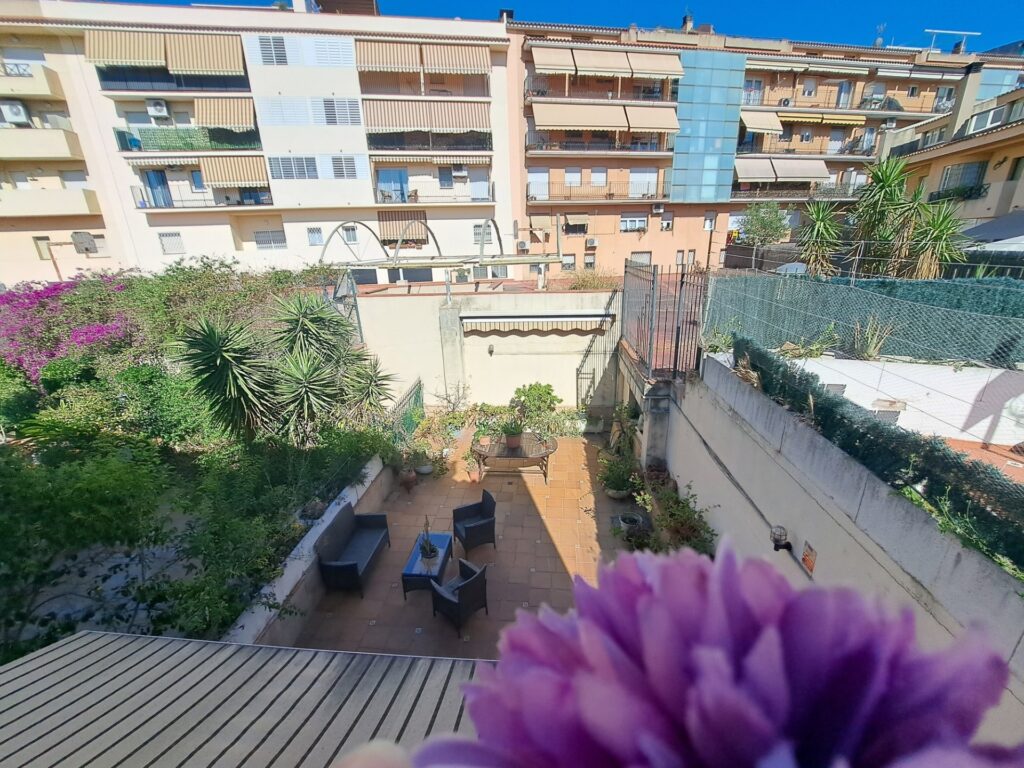 ¡Casa adossada de 3 plantes amb ascensor en venda zona Nord-Can Roses!