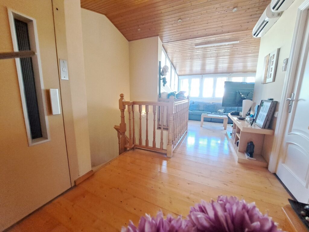 ¡Casa adossada de 3 plantes amb ascensor en venda zona Nord-Can Roses!