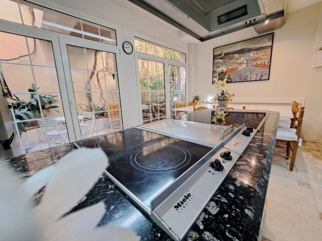 ¡Casa adossada de 3 plantes amb ascensor en venda zona Nord-Can Roses!