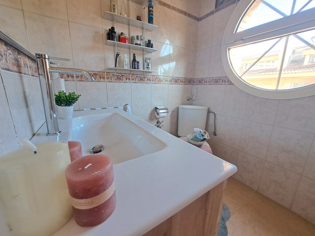 ¡Casa adossada de 3 plantes amb ascensor en venda zona Nord-Can Roses!