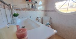 ¡Casa adossada de 3 plantes amb ascensor en venda zona Nord-Can Roses!