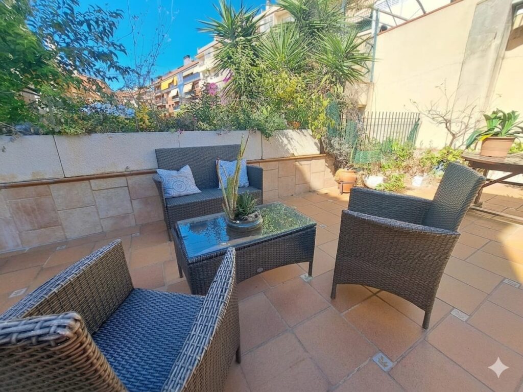¡Casa adossada de 3 plantes amb ascensor en venda zona Nord-Can Roses!