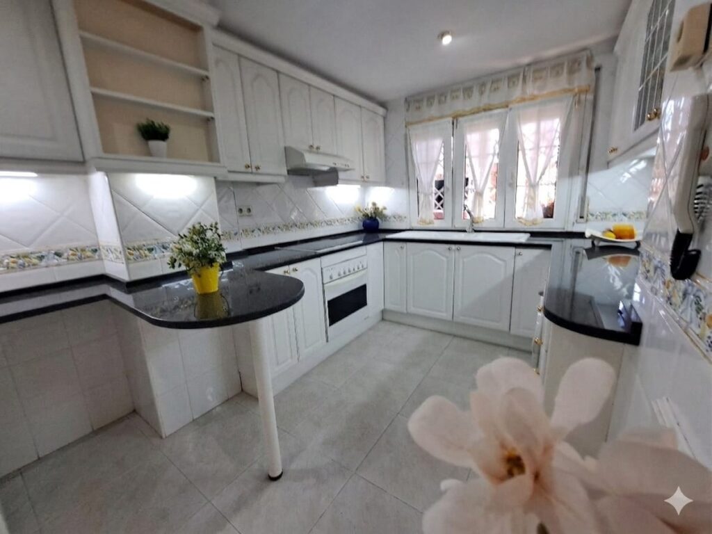 ¡Casa adossada de 3 plantes amb ascensor en venda zona Nord-Can Roses!