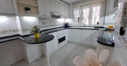 ¡Casa adossada de 3 plantes amb ascensor en venda zona Nord-Can Roses!