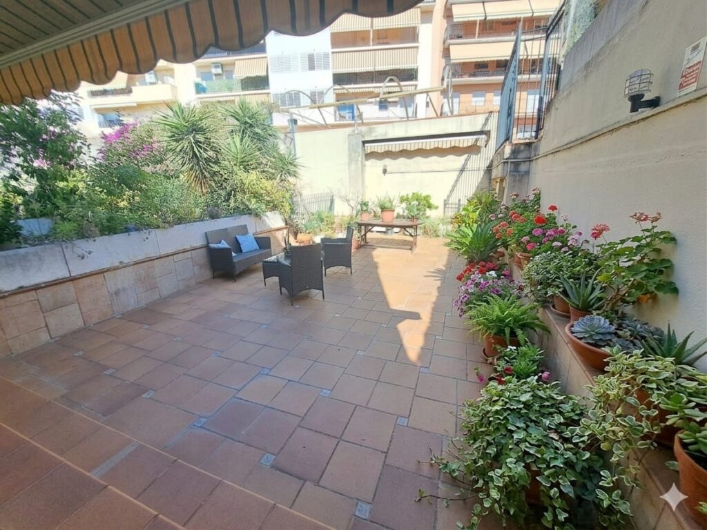 ¡Casa adossada de 3 plantes amb ascensor en venda zona Nord-Can Roses!