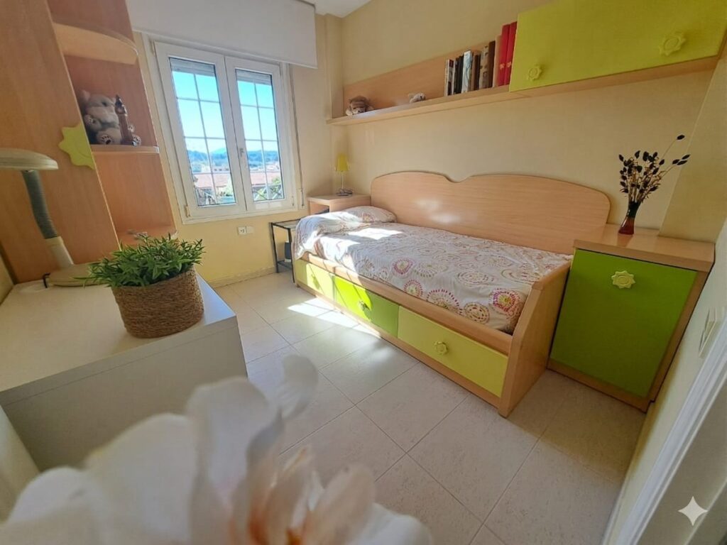 ¡Casa adossada de 3 plantes amb ascensor en venda zona Nord-Can Roses!