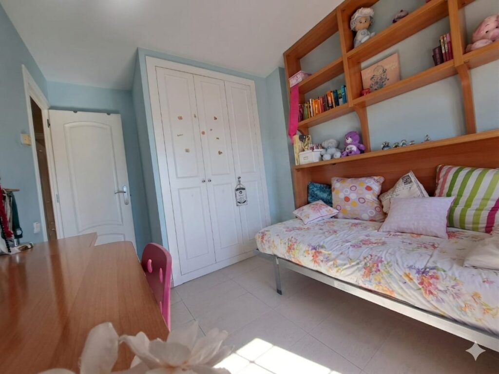 ¡Casa adossada de 3 plantes amb ascensor en venda zona Nord-Can Roses!