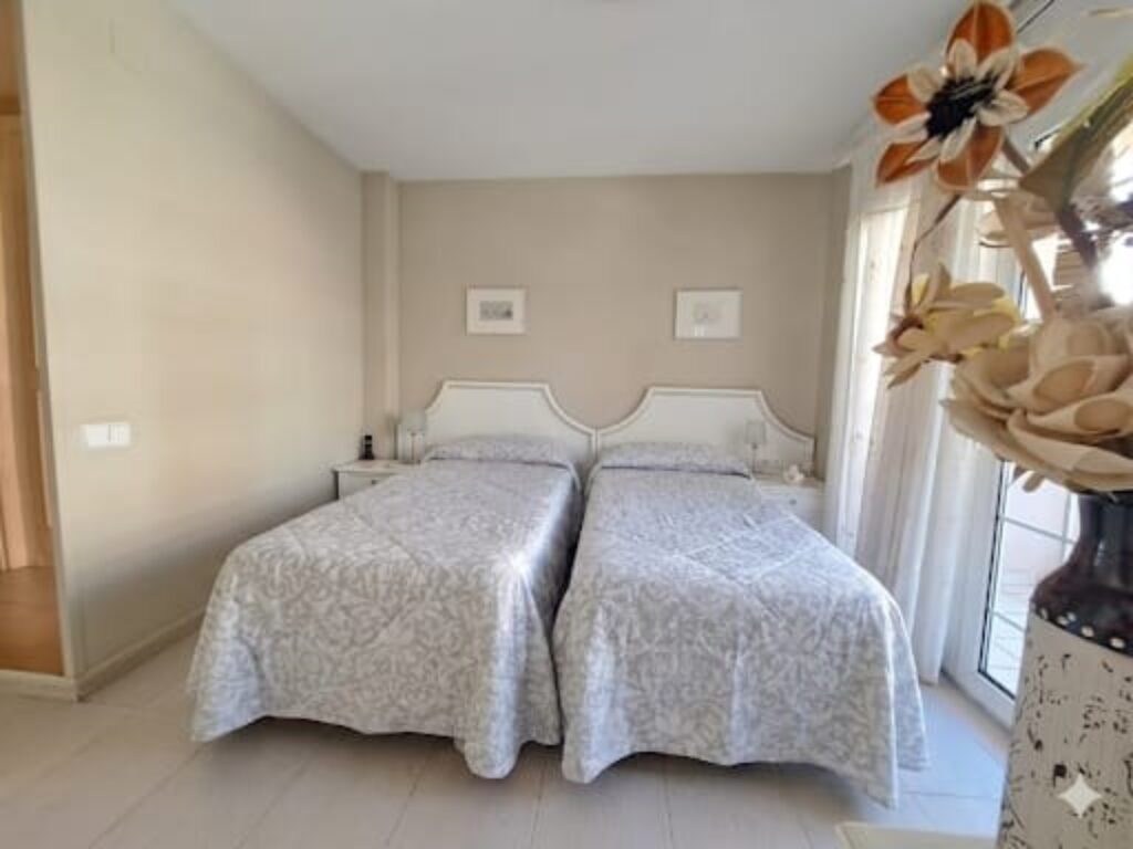 ¡Casa adossada de 3 plantes amb ascensor en venda zona Nord-Can Roses!
