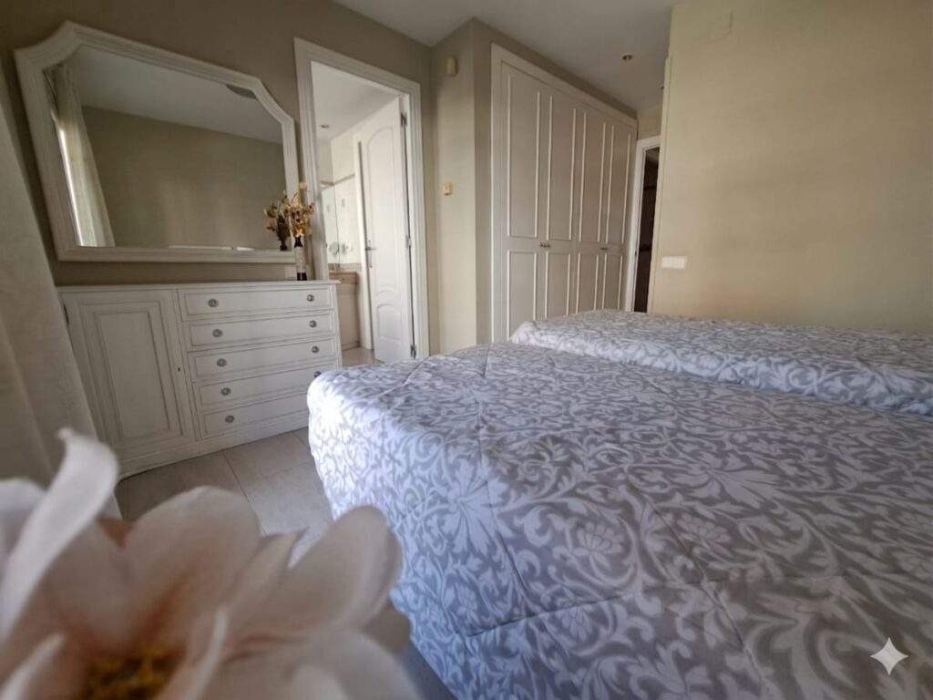 ¡Casa adossada de 3 plantes amb ascensor en venda zona Nord-Can Roses!