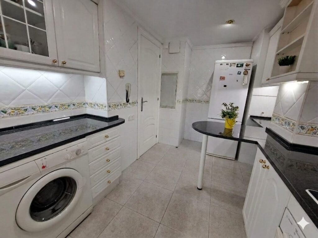 ¡Casa adossada de 3 plantes amb ascensor en venda zona Nord-Can Roses!