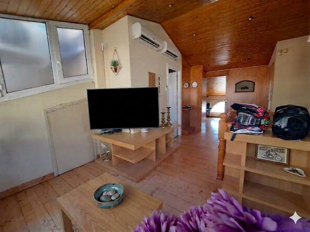 ¡Casa adossada de 3 plantes amb ascensor en venda zona Nord-Can Roses!