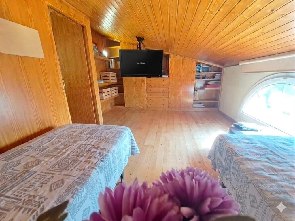 ¡Casa adossada de 3 plantes amb ascensor en venda zona Nord-Can Roses!