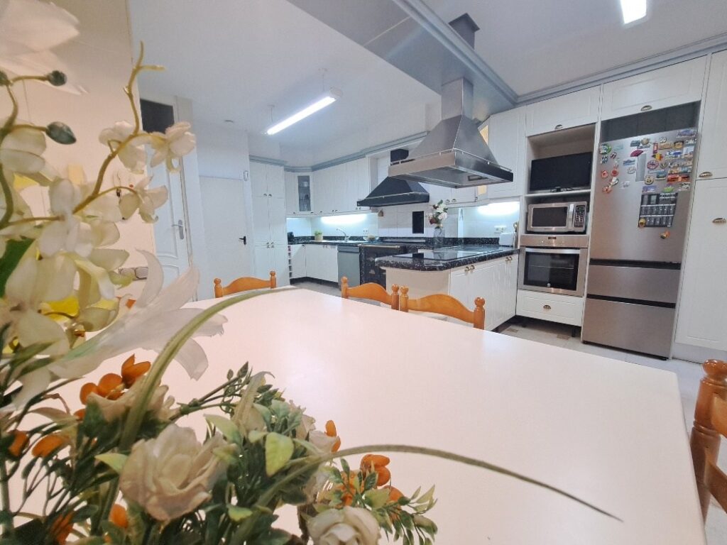 ¡Casa adossada de 3 plantes amb ascensor en venda zona Nord-Can Roses!