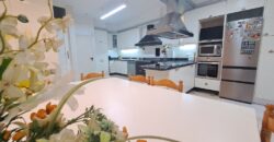 ¡Casa adossada de 3 plantes amb ascensor en venda zona Nord-Can Roses!