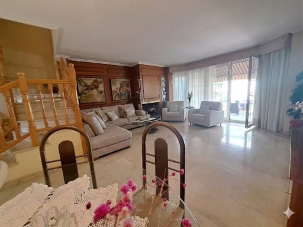 ¡Casa adossada de 3 plantes amb ascensor en venda zona Nord-Can Roses!