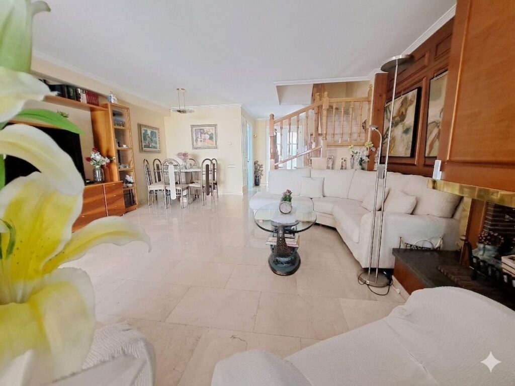¡Casa adossada de 3 plantes amb ascensor en venda zona Nord-Can Roses!