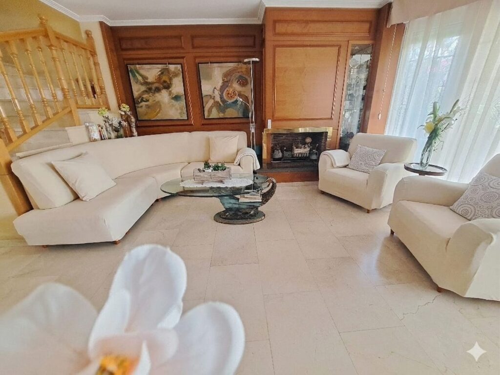 ¡Casa adossada de 3 plantes amb ascensor en venda zona Nord-Can Roses!