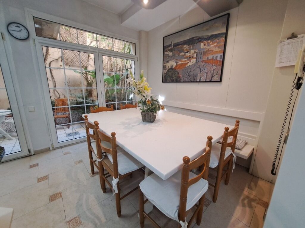¡Casa adossada de 3 plantes amb ascensor en venda zona Nord-Can Roses!