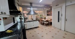 ¡Casa adossada de 3 plantes amb ascensor en venda zona Nord-Can Roses!