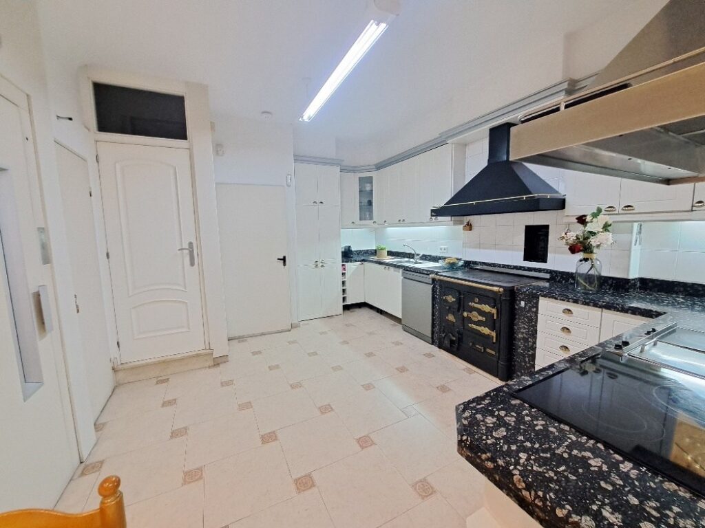 ¡Casa adossada de 3 plantes amb ascensor en venda zona Nord-Can Roses!