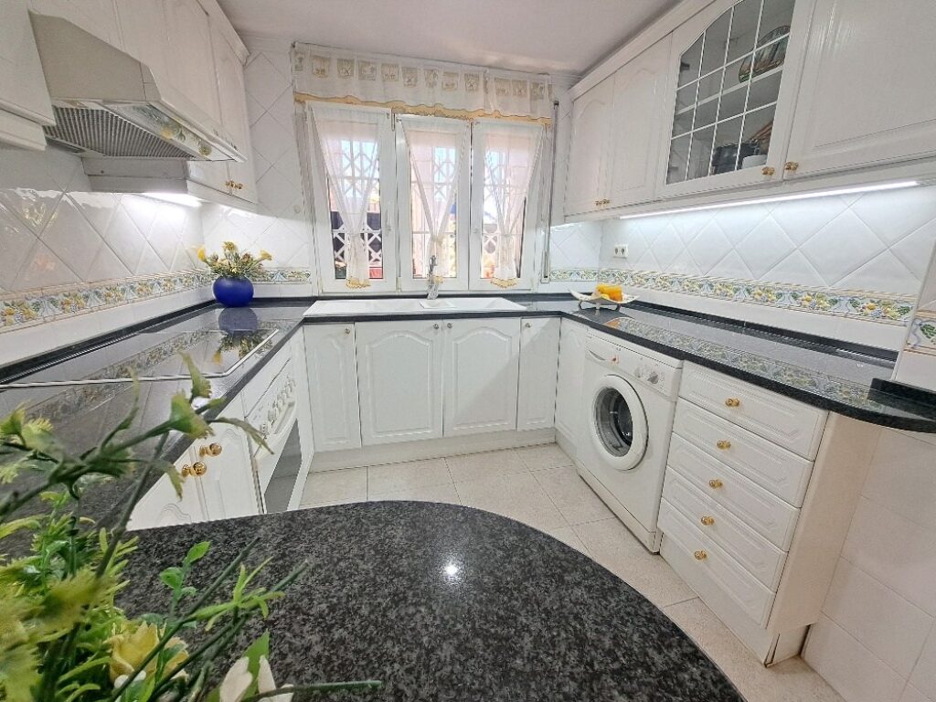 ¡Casa adossada de 3 plantes amb ascensor en venda zona Nord-Can Roses!