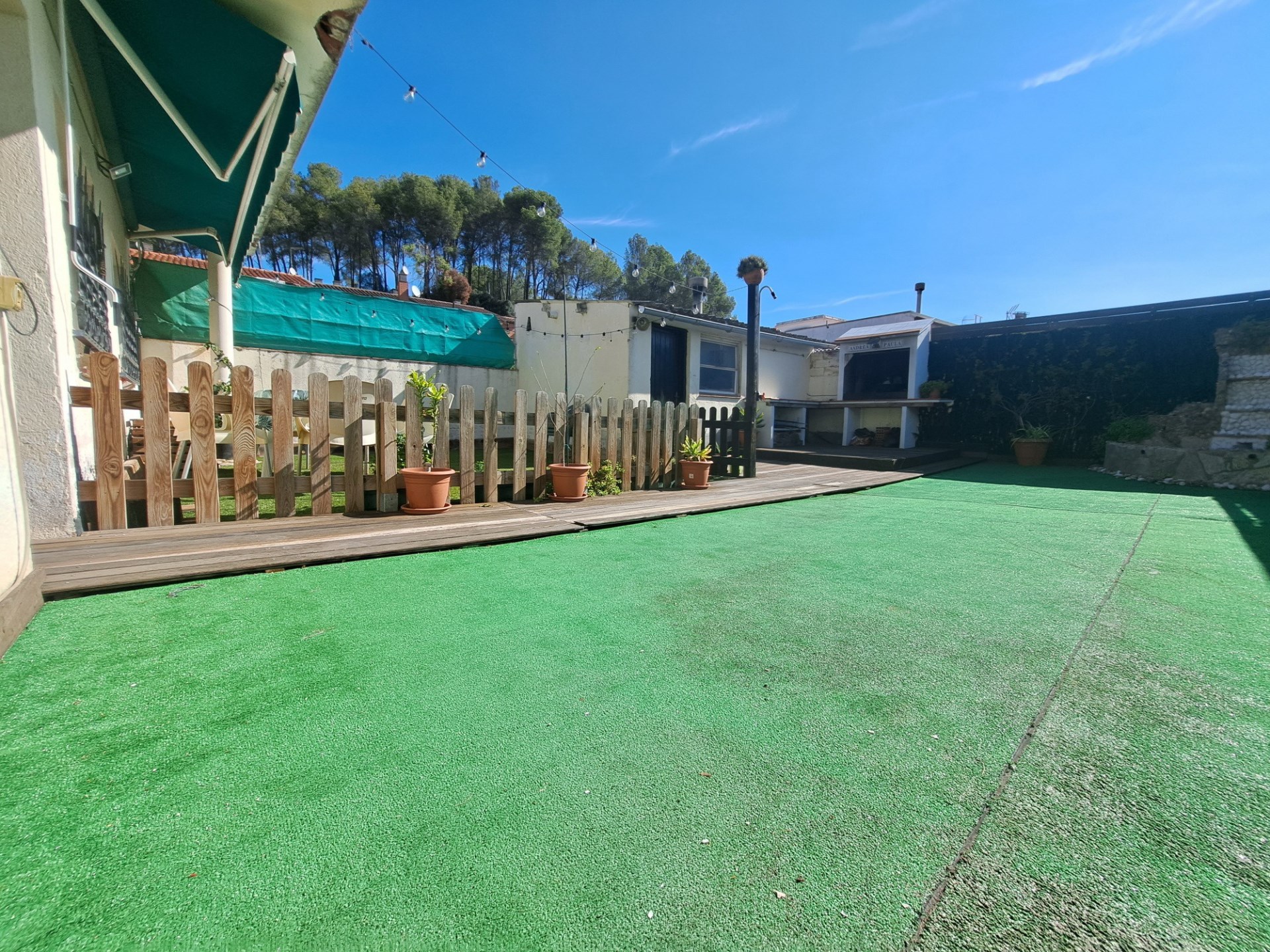 ¡Fantástica casa adosada en buen estado con amplia terraza!