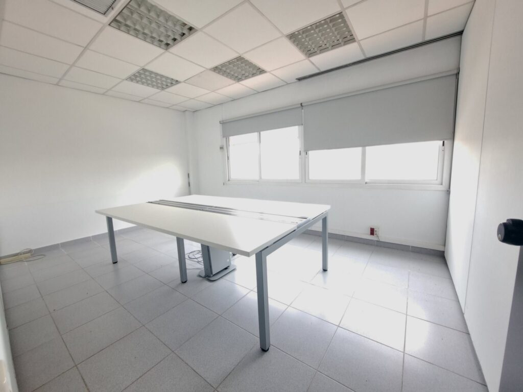 ¡Amplia oficina en venta en Sant Cugat del Vallès, ideal para tu negocio!
