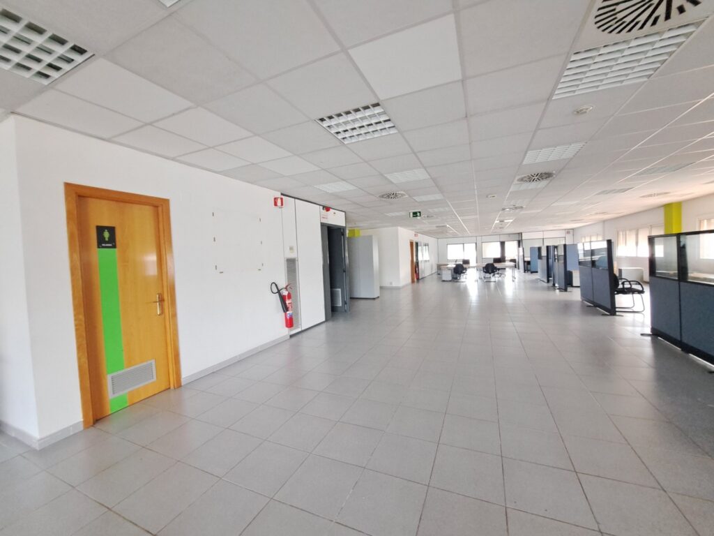 ¡Amplia oficina en venta en Sant Cugat del Vallès, ideal para tu negocio!