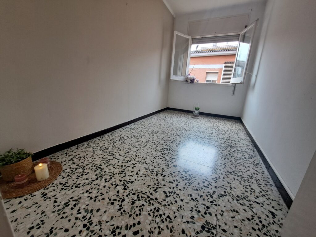 ¡Piso exterior de 4 habitaciones en venta en Rubí, ideal para tu familia!