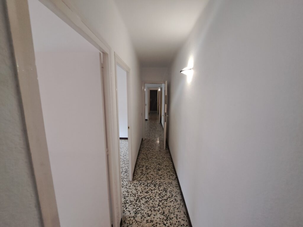 ¡Piso exterior de 4 habitaciones en venta en Rubí, ideal para tu familia!