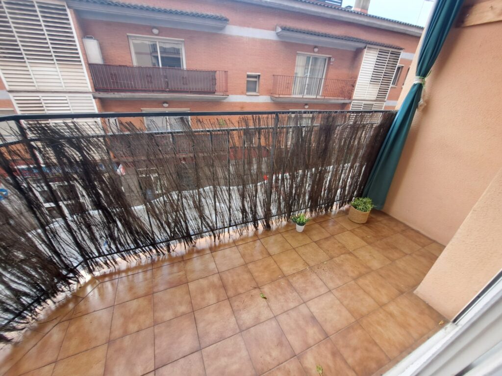 ¡Piso exterior de 4 habitaciones en venta en Rubí, ideal para tu familia!