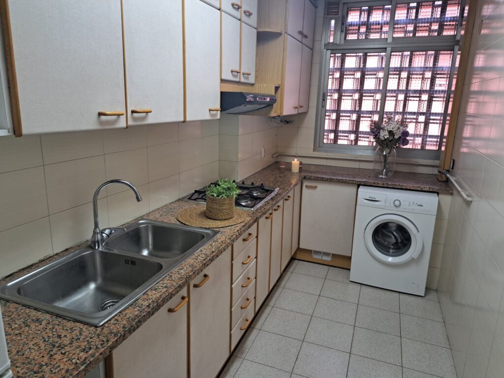 ¡Piso exterior de 4 habitaciones en venta en Rubí, ideal para tu familia!