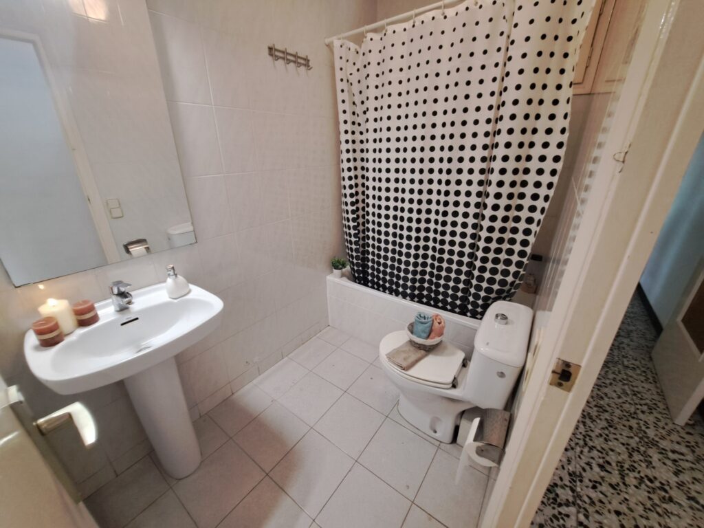 ¡Piso exterior de 4 habitaciones en venta en Rubí, ideal para tu familia!