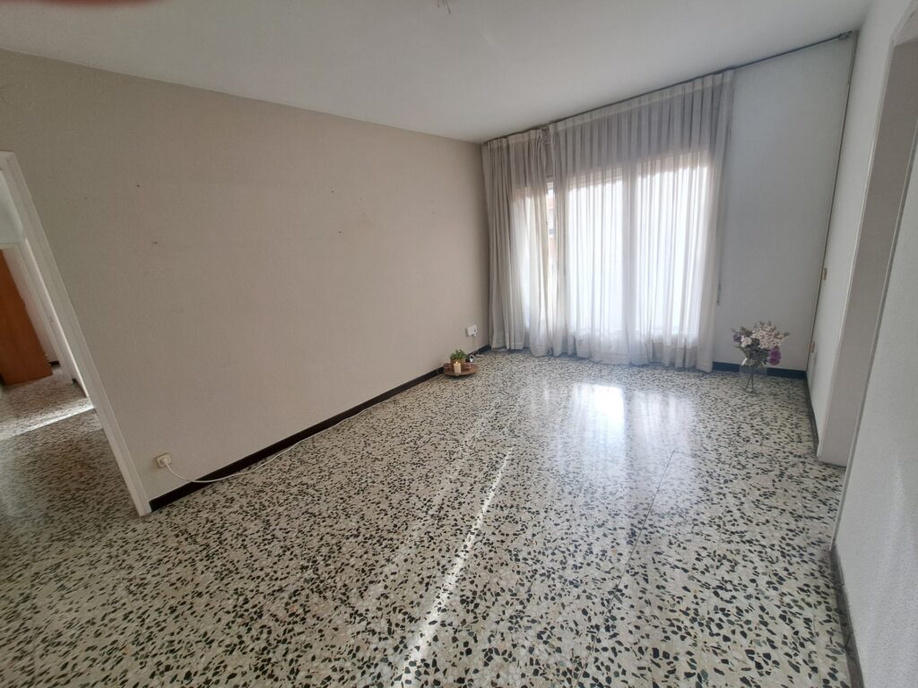 ¡Piso exterior de 4 habitaciones en venta en Rubí, ideal para tu familia!